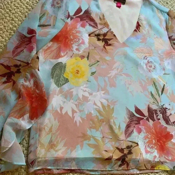 VINCE CAMUTO - Floral Ruffle Sleeve Top - Excellent Condition - Picture 11 of 13